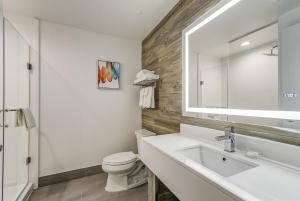 Koupelna v ubytování EST Hotel