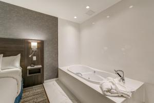 Koupelna v ubytování EST Hotel