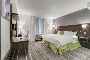 Postel nebo postele na pokoji v ubytování EST Hotel