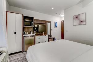 Kuchyň nebo kuchyňský kout v ubytování EST Hotel