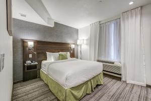 Postel nebo postele na pokoji v ubytování EST Hotel