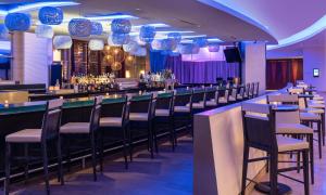 Um restaurante ou outro lugar para comer em Naples Grande Beach Resort