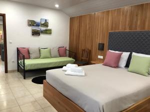 Lajes das FloresにあるCasa dos Morrosのベッドとソファ付きのホテルルーム
