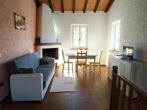 un soggiorno con divano e tavolo di Il Silenzio a Lucca