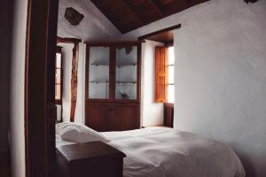 GuarazocaにあるCasa Rural El Teniqueのベッドルーム(白いベッド1台、窓付)