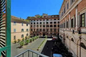 uma vista para uma rua numa cidade com edifícios em Piazza Venezia Grand Suite em Roma