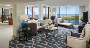 Uma TV ou centro de entretenimento em Naples Grande Beach Resort