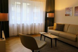 Zurich Furnished Homes في زيورخ: غرفة معيشة مع أريكة وطاولة