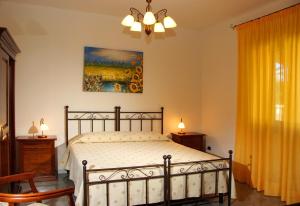 1 dormitorio con 1 cama y una pintura en la pared en Salento Terra Maris en Cocumola