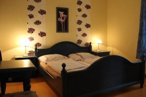 sypialnia z łóżkiem, dwoma stołami i dwoma lampami w obiekcie Sohre w mieście Hamburg