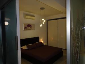 una camera con un letto di Rooms Suite Silvy a Civitanova Marche