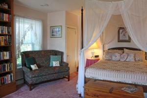 Un pat sau paturi într-o cameră la Belle Aire Mansion Guest House