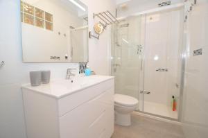 Łazienka w obiekcie Punta Prima Pleasure with private parking in a gated community close to the beach