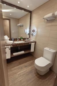 Kupaonica u objektu Paseo La Galería Hotel & Suites