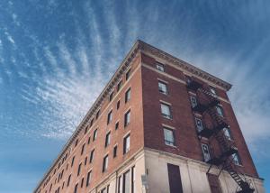 un grand bâtiment en briques avec un ciel en arrière-plan dans l'établissement Prince Arthur Waterfront Hotel & Suites, à Thunder Bay