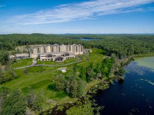 una vista aérea del complejo sobre el río en YO1 Longevity & Health Resorts, Catskills, en Monticello