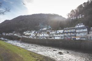 una città vicino a un fiume con case su una collina di I'm Your Host - Fisherman's Rest a Lynmouth