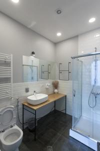 Koupelna v ubytování Bricks Room Hotel + 67 fotografií