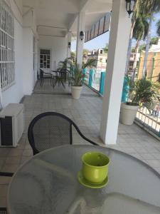 een gele kom op een tafel op een patio bij Hostal La Concordia in Ciudad Valles