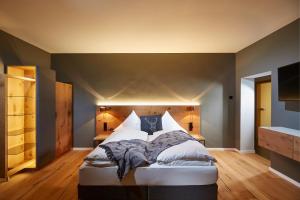 Ліжко або ліжка в номері Black Forest Lodge