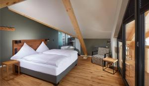 Кровать или кровати в номере Black Forest Lodge