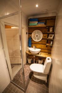a bathroom with a toilet and a sink at Villa Seppälä in Ranua