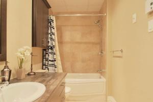 een badkamer met een wastafel, een toilet en een douche bij INITIAL - BUTTERFLY - Chutes-Montmorency in Boischâtel