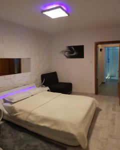 Gulta vai gultas numurā naktsmītnē Apartment PLAZA ----Wallbox 11kW 16A ----- Private SPA- Jacuzzi, Infrared Sauna, Luxury massage chair, Parking, Entry with PIN 0 - 24h, FREE CANCELLATION UNTIL 2 PM ON THE LAST DAY OF CHECK IN