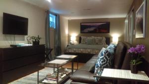 uma sala de estar com um sofá e uma cama em Boutique Style Apartment in the heart of SE em Portland