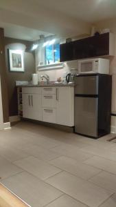 een keuken met een wastafel en een fornuis top oven bij Boutique Style Apartment in the heart of SE in Portland