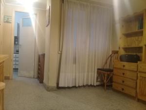 1 dormitorio con vestidor y ventana en Un apartamento céntrico en Mar del Plata en Mar del Plata