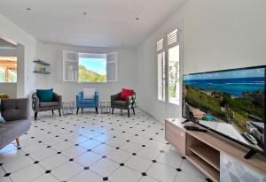TV a/nebo společenská místnost v ubytování Villa Thomana, piscine, vue mer et plage à 100 m !