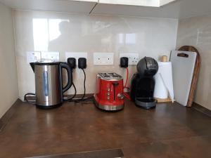 uma cozinha com duas máquinas de café num balcão em Merhba APT 3 em Marsalforn