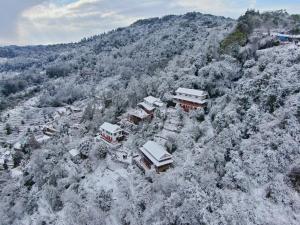Everest Manla Resort saat musim dingin