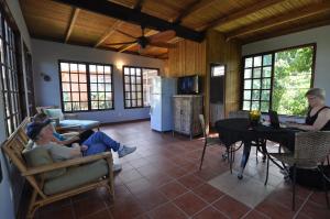 Χώρος καθιστικού στο Isla Hermosa Guesthouse