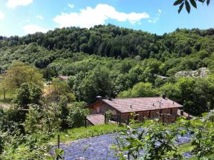 ein Haus inmitten eines Berges in der Unterkunft Agriturismo Il Talento Nella Quiete in Castiglione dʼIntelvi