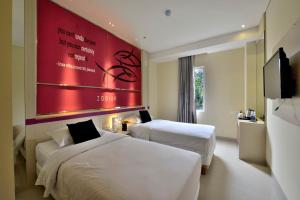 Postel nebo postele na pokoji v ubytování Zodiak Kebon Kawung by KAGUM Hotels