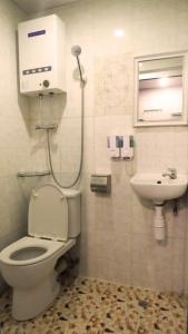 Kopalnica v nastanitvi First Inn Hotel & Guest House Reception at 10TH F, Block E