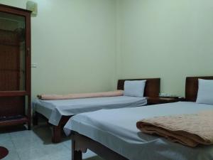 
A bed or beds in a room at 51 GuestHouse - 1st Branch
