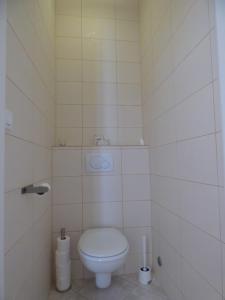 Baño blanco con aseo y lavamanos en House Pod Humom en Jelsa