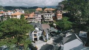 une vue aérienne sur une maison dans une ville dans l'établissement Villa Bảo Anh Dalat, à Đà Lạt