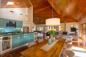 a kitchen and living room with a wooden ceiling at Potteroo in Rothbury