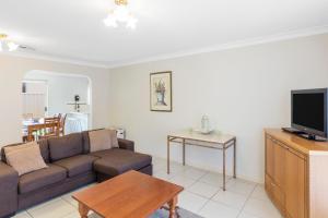 Телевизор и/или развлекательный центр в Best Western Ambassador Motor Inn & Apartments
