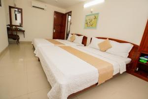 Giường trong phòng chung tại Nguyen Ha Hotel