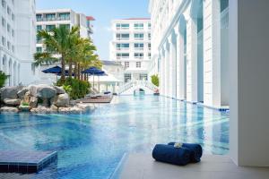 パトンビーチにあるMövenpick Myth Hotel Patong Phuketの建物中央のプール
