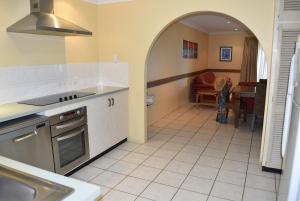 A kitchen or kitchenette at ABSOLUTE BEACH FRONT MACKAY - Comfort Resort Blue Pacific