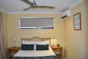 Postel nebo postele na pokoji v ubytování ABSOLUTE BEACH FRONT MACKAY - Blue Pacific