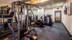 einen Fitnessraum mit Laufbändern und Crosstrainern in der Unterkunft Best Western Plus Sanford Airport/Lake Mary Hotel in Sanford