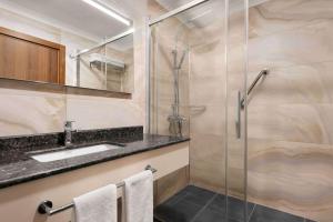 A bathroom at Ramada by Wyndham Sakarya Hendek