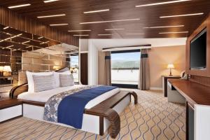 A bed or beds in a room at Ramada by Wyndham Sakarya Hendek